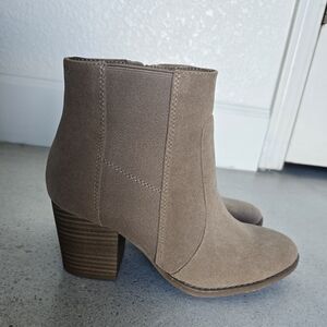 Universal Thread Booties Taupe Size 7